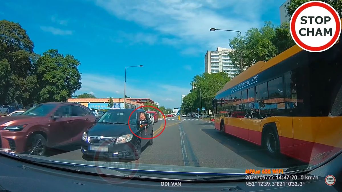 Kierowca złamał przepisy, obraził, a potem uderzył autora nagrania