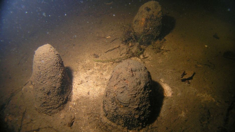 Jezioro Bobięcińskie Wielkie ma kilka  wysp. W średniowieczu część była  zasiedlona. Największą wyspę z lądem łączyły mosty. Na zdjęciach pozostałości konstrukcji. Wykonano je w 2012 r.