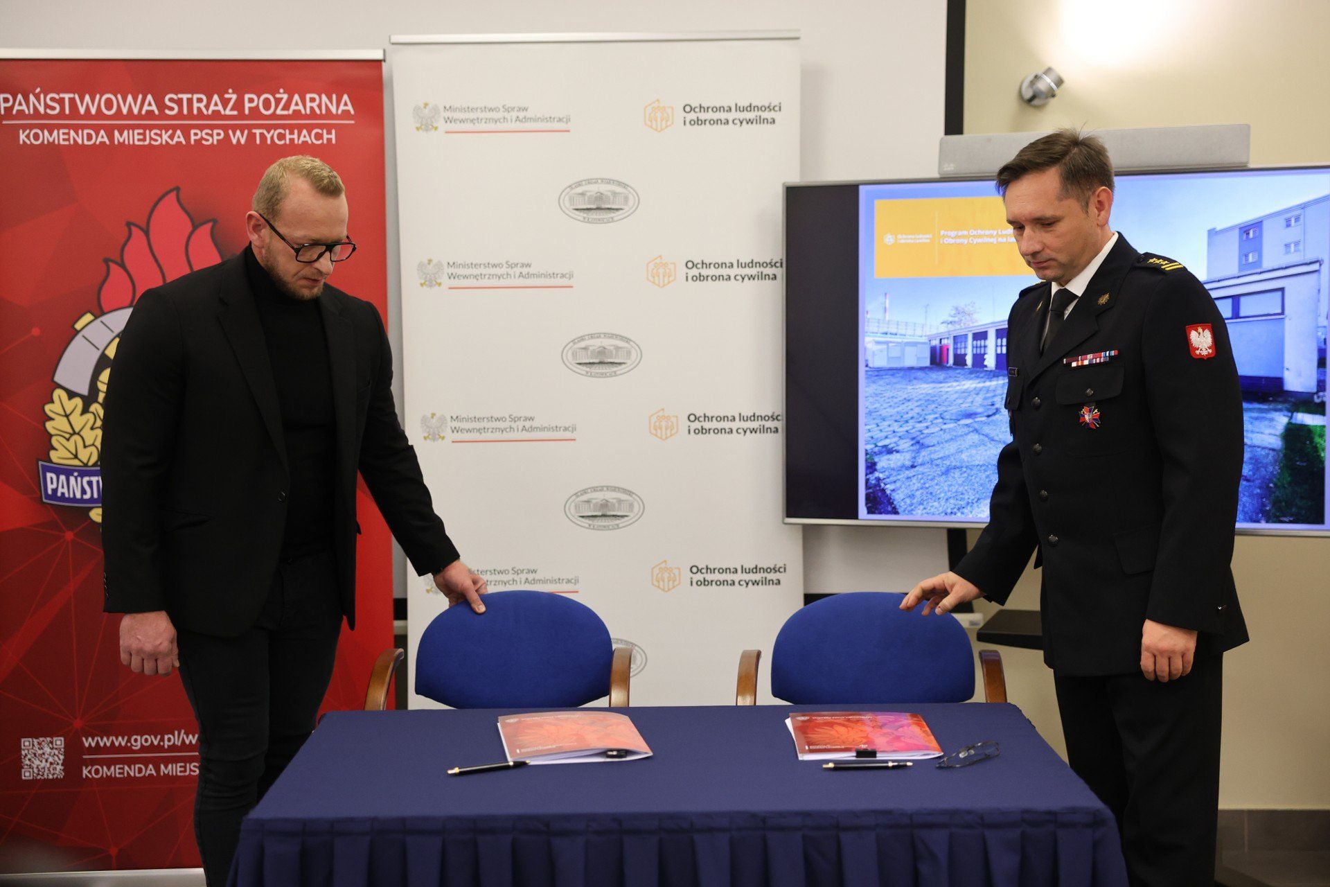 Tychy: podpisano umowę na rozbudowę komendy miejskiej. Nowy magazyn ma poprawić warunki pracy strażaków i zadbać o bezpieczeństwo obywateli