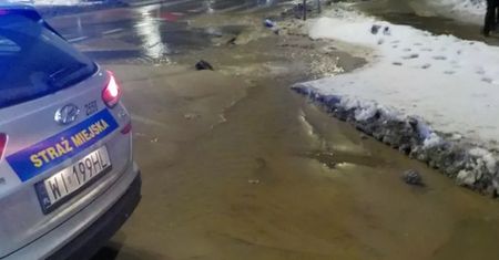 Zapadlisko w jezdni. Groźna awaria w Warszawie