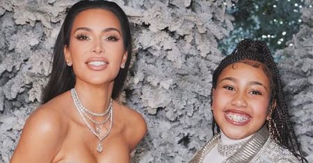 Kim Kardashian znów zaliczyła photoshopową WPADKĘ? Na świątecznym zdjęciu ma DWA KCIUKI u jednej ręki (FOTO)