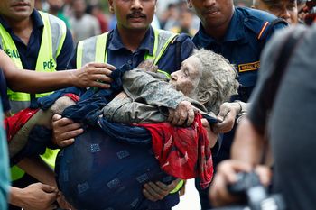Katastrofa w Nepalu. Chińska policja ukarała 10 osób. "Sianie paniki"