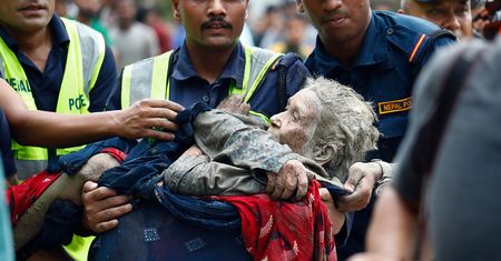 Katastrofa w Nepalu. Chińska policja ukarała 10 osób. "Sianie paniki"