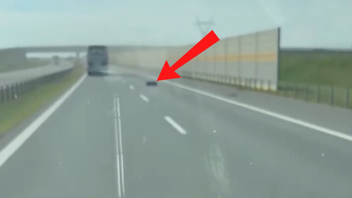 Opona leżała na autostradzie.