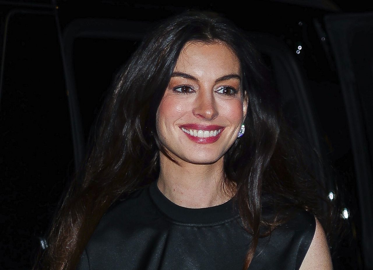 Anne Hathaway już nosi najmodniejsze obuwie na lato