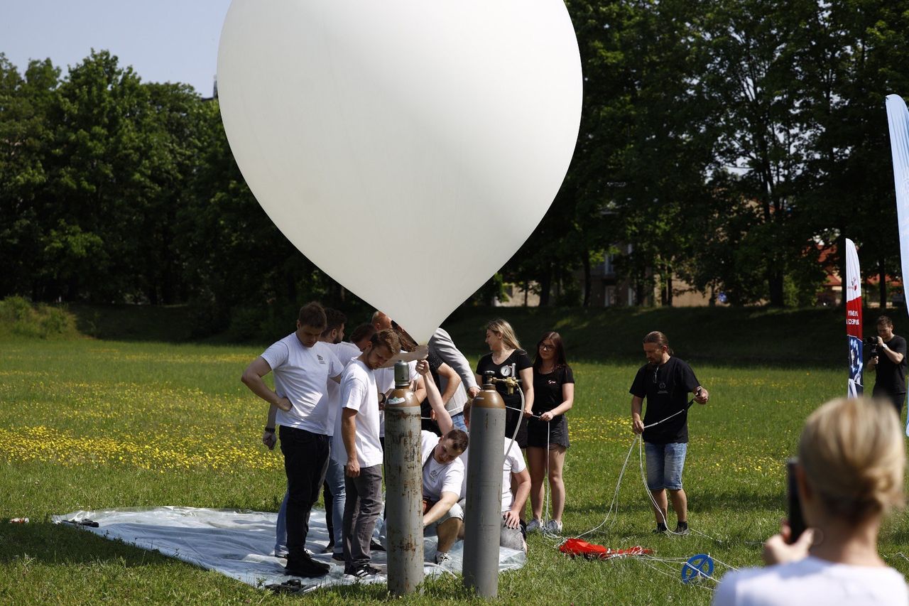 Start balonu stratosferycznego w Częstochowie. To projekt Politechniki i Ivel Electronics. Zobacz jak wzniósł się w powietrze - ZDJĘCIA