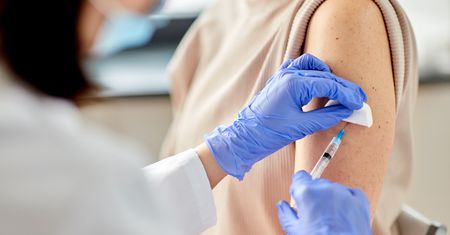 KE zatwierdziła zmodyfikowane szczepionki przypominające na COVID-19