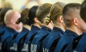 Policja czy wojsko? Porównaliśmy zarobki na start w służbach