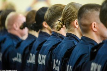 Policja czy wojsko? Porównaliśmy zarobki na start w służbach