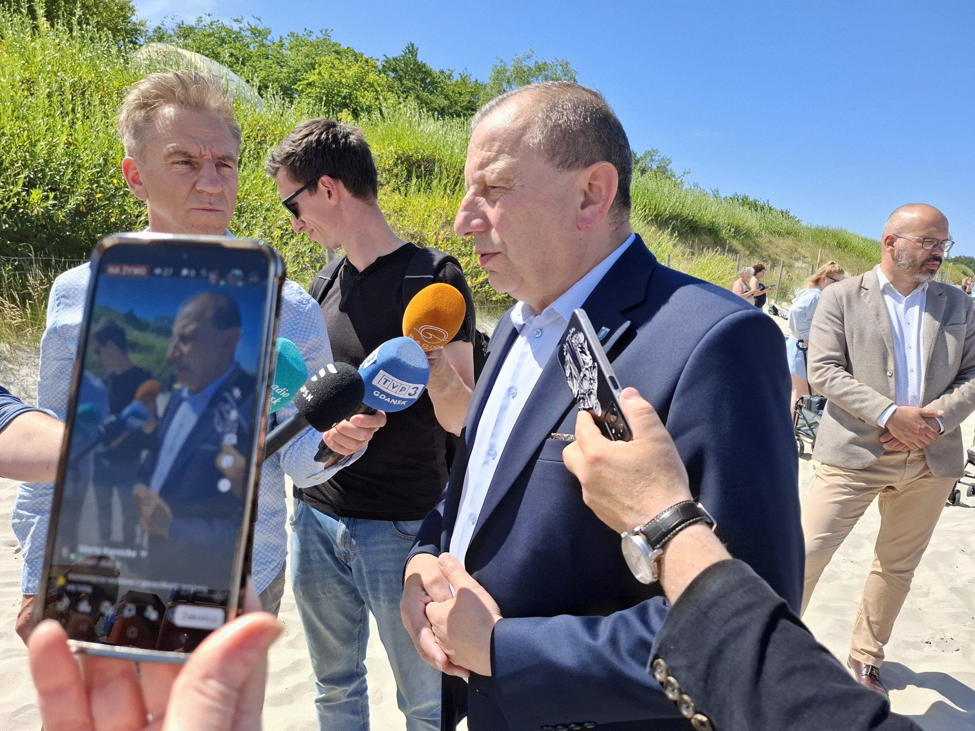 Konferencja burmistrza Ustki, Jacka Maniszewskiego, na plaży wschodniej w Ustce.