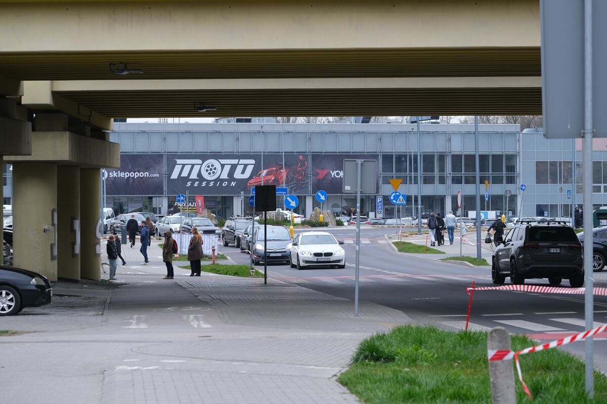 Kierowcy próbujący zaparkować przy Targach Lublin na Moto Session