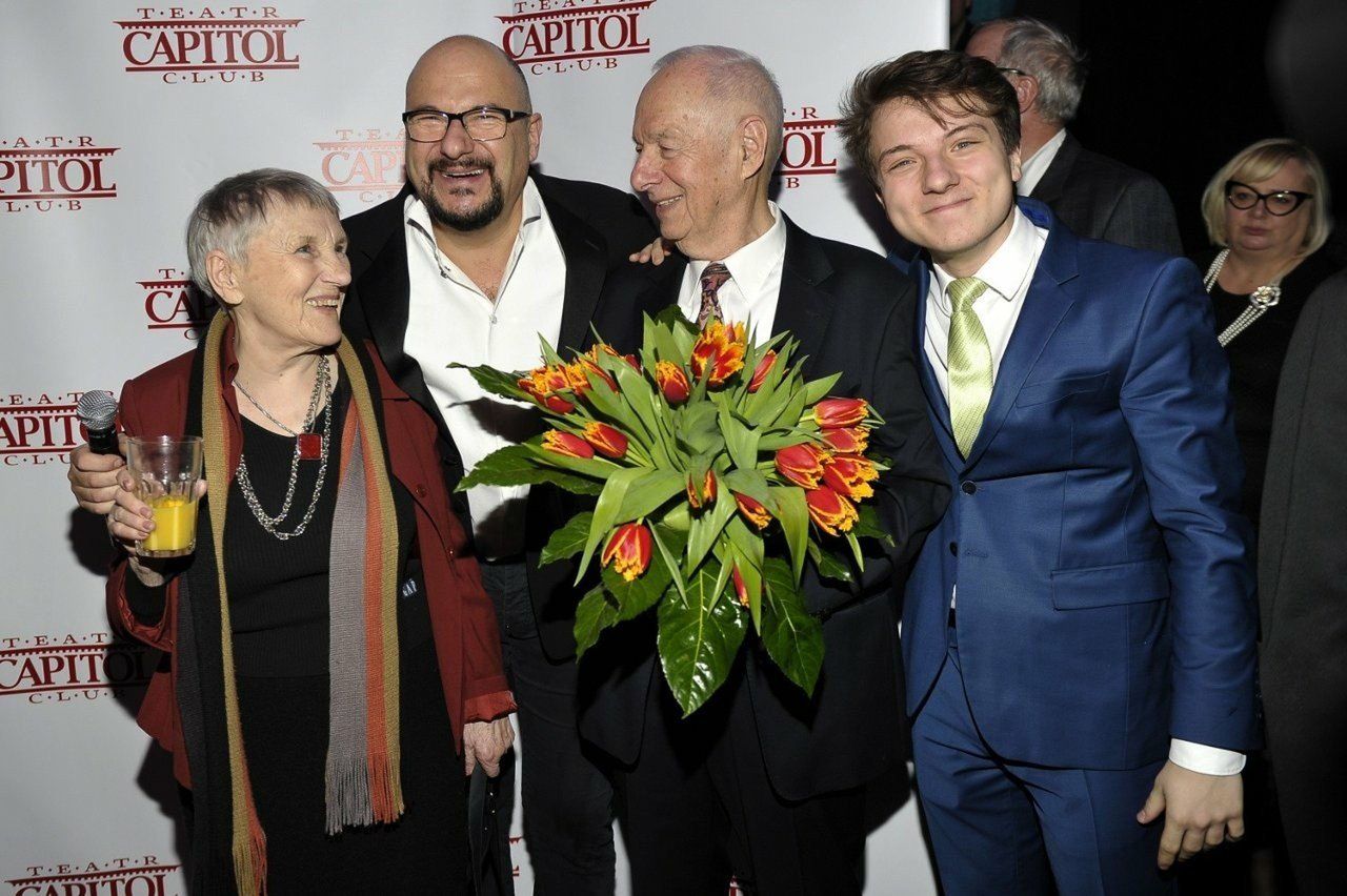 Na zdjęciu Janina Gąsowska, Piotr Gąsowski, Włodzimierz Gąsowski i Jakub Gąsowski na premierze spektaklu &#34;Lunch o północy&#34;. Rok 2015.