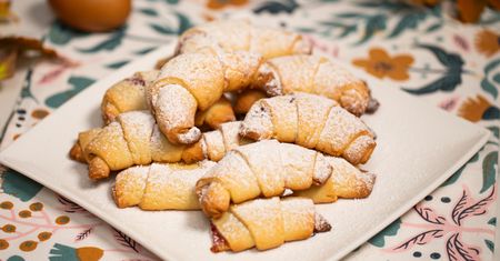 Nikt nie odmawia takiego deseru. Kruche rogaliki z dżemem od lat zachwycają