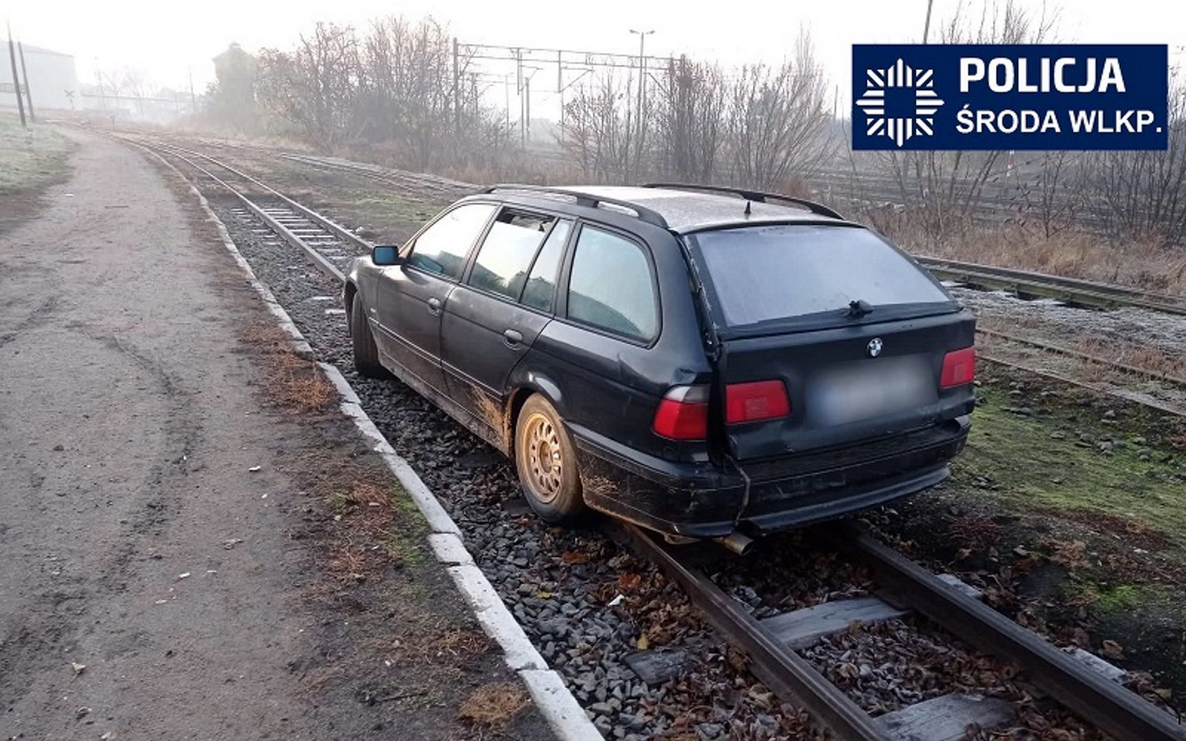 BMW utknęło na torach. Kierowcy i pasażerowi grozi do 10 lat więzienia