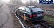 BMW utknęło na torach. Kierowcy i pasażerowi grozi do 10 lat więzienia