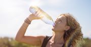 Żar leje się z nieba. Co pić w upały? Wcale nie wodę