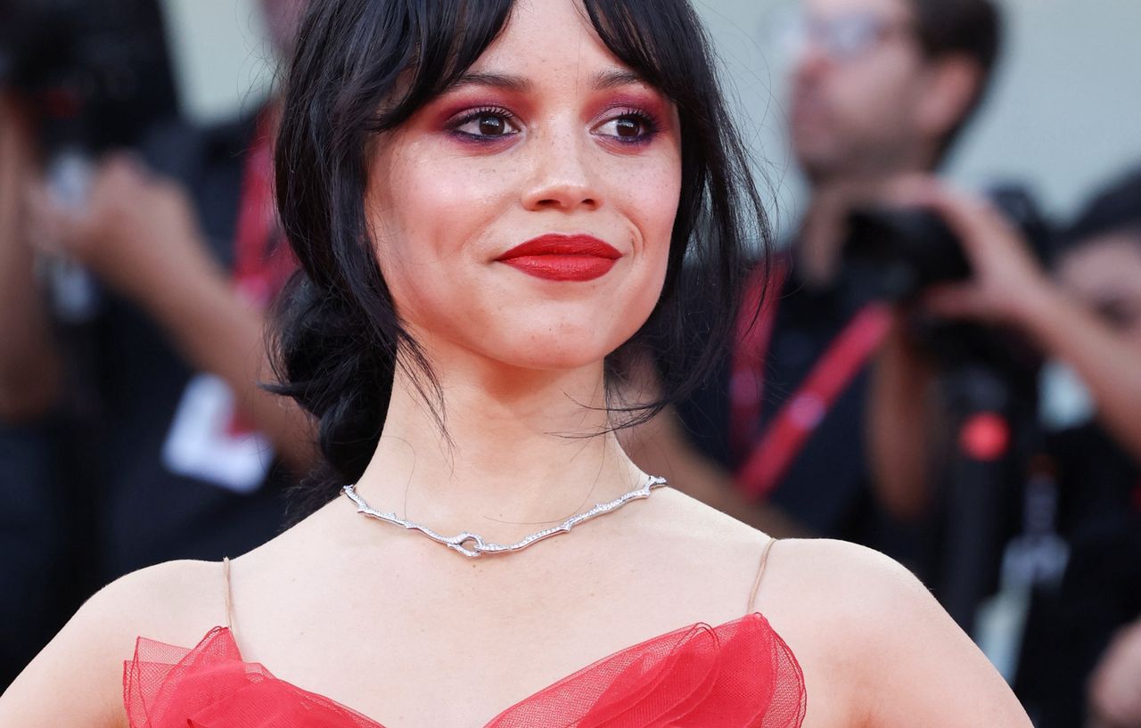 Jenna Ortega begeistert in Dior auf Venedig-Premiere von "Beetlejuice Beetlejuice"