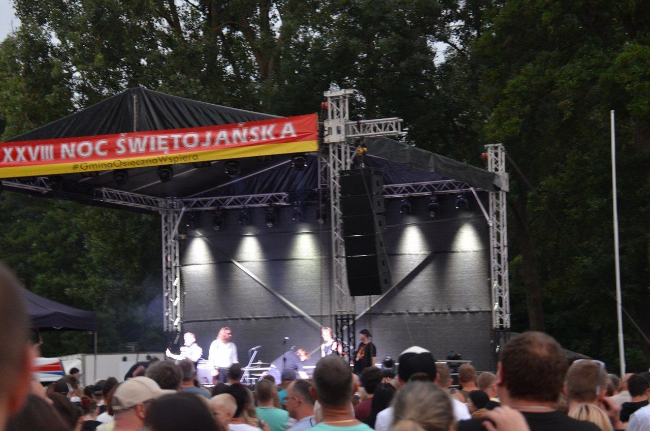 Na wianki do Osiecznej przyjechały tłumy. Plaża główna nad jeziorem Łoniewskim pękała w szwach