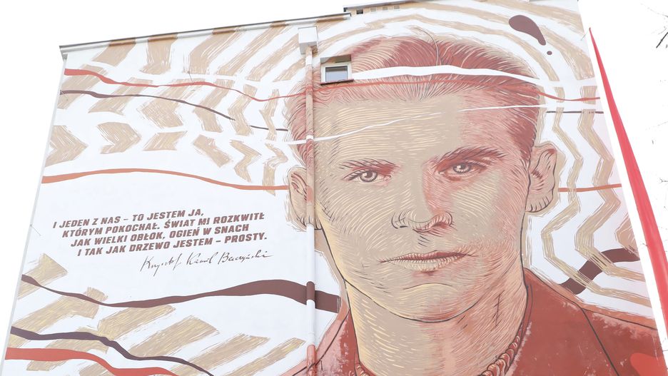 Warszawa. Mural z wizerunkiem Krzysztofa Kamila Baczyńskiego przy ul. Solec 85 