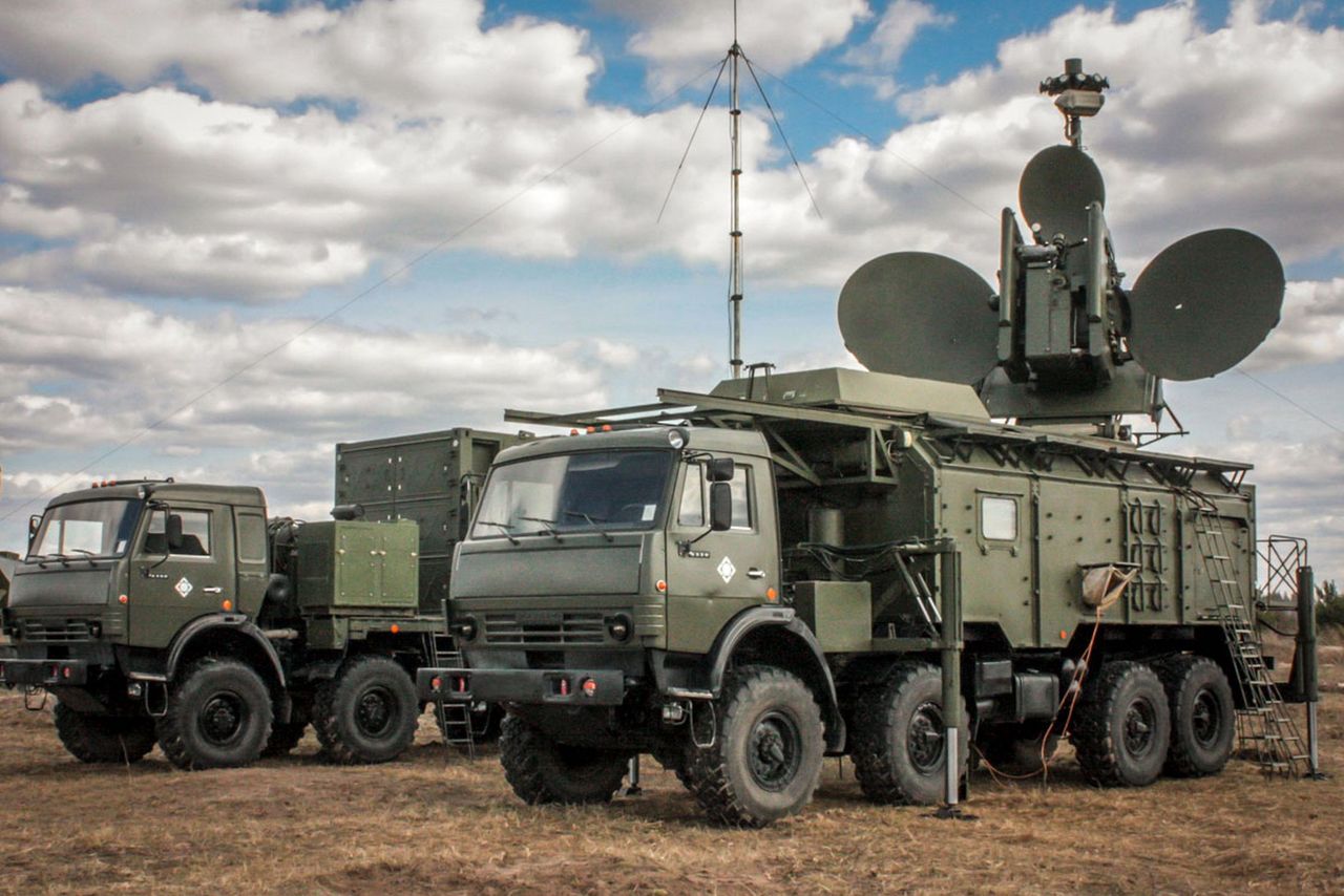 Czołgi z wielkimi antenami przy granicy Ukrainy. To rosyjski sprzęt walki radioelektronicznej - Rosyjski system WRE 1RŁ257 Krasucha-4