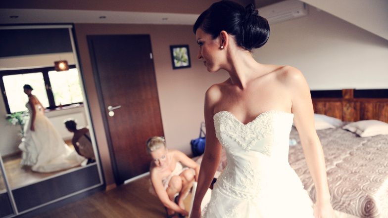 Mama pana młodego włożyła na ślub syna białą suknię z trenem. Oburzeni internauci grzmią: "To NIESTOSOWNE"