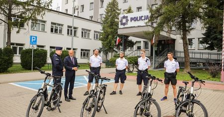 Policjanci z nowymi rowerami elektrycznymi od marszałka i prezydenta Lublina