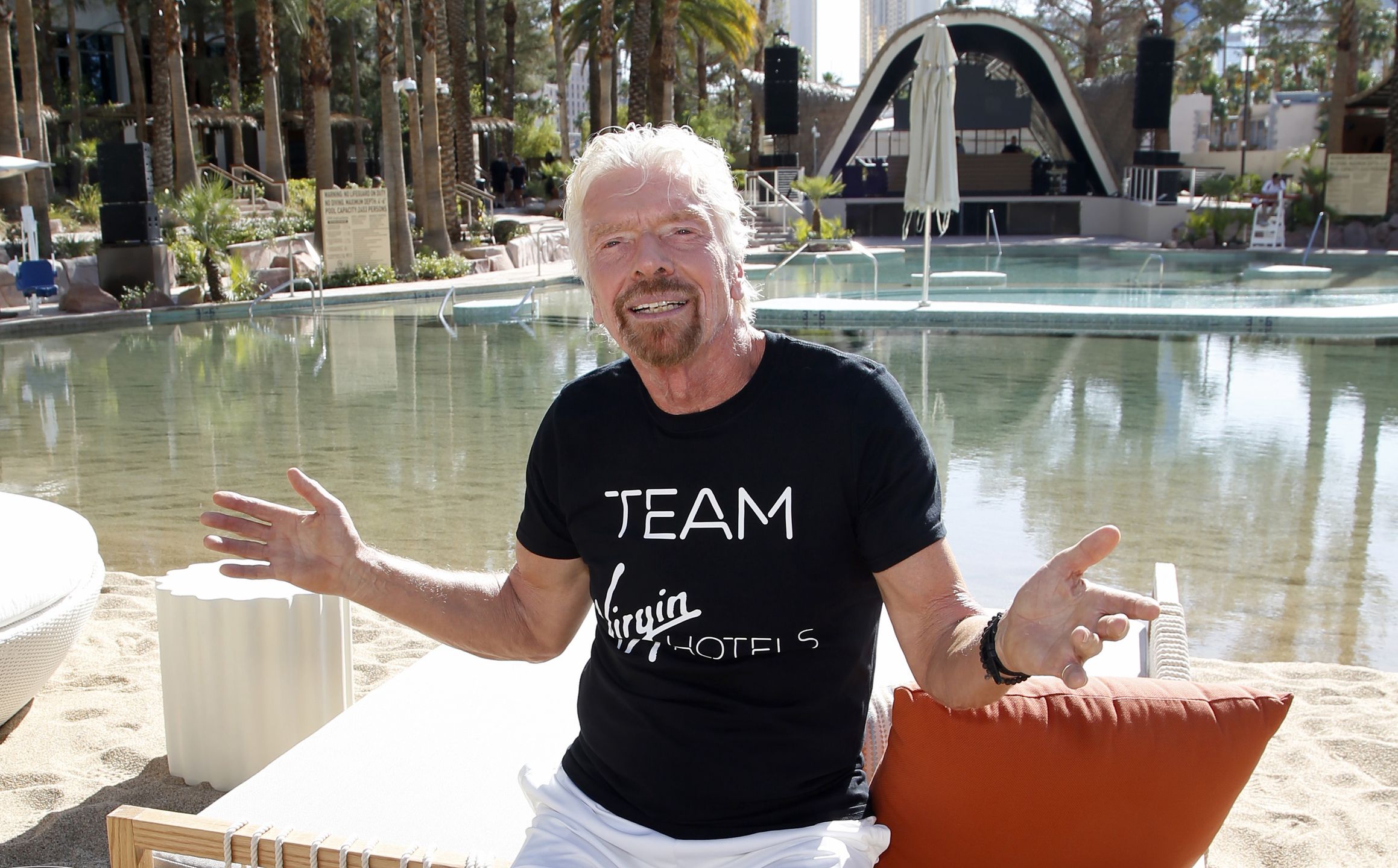 Jednym ze słynnych przedsiębiorców, którzy ćwiczą codziennie rano, jest Richard Branson, twórca Virgin Group