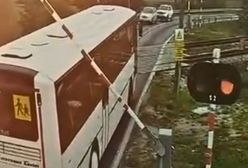 Utknął między rogatkami. Kierowca szkolnego autobusu nagrany