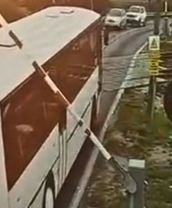 Utknął między rogatkami. Kierowca szkolnego autobusu nagrany