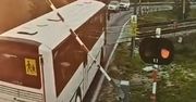 Utknął między rogatkami. Kierowca szkolnego autobusu nagrany