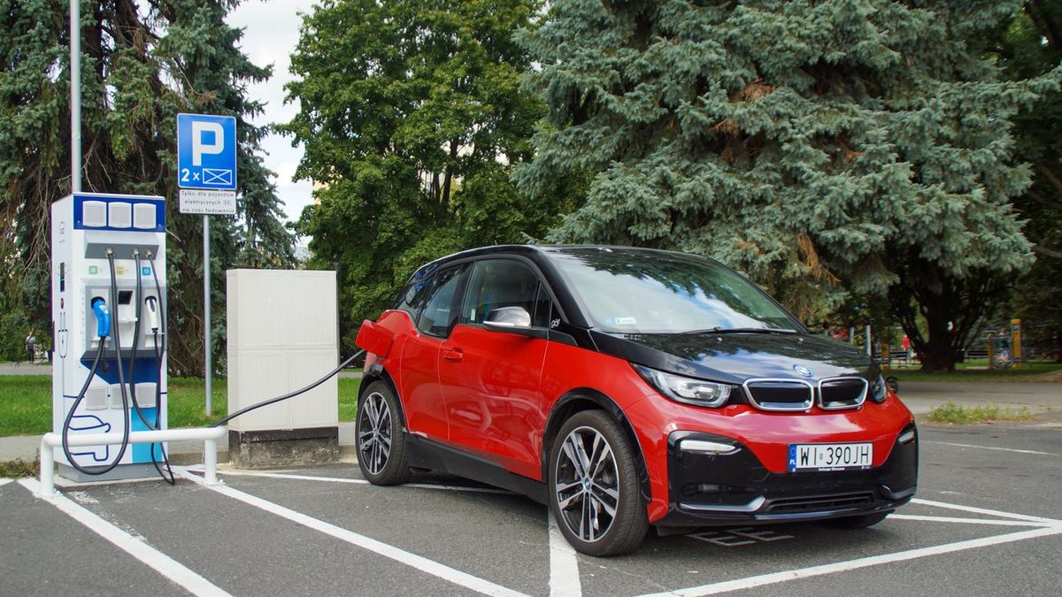 BMW i3 - jeden z pierwszych elektryków, którego teraz można wynająć na minuty