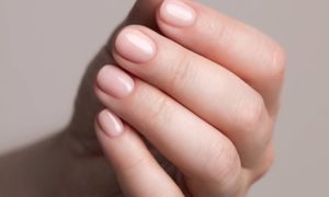 Zapomnij o frenchu. W 2026 r. królować będzie "no glam mani"