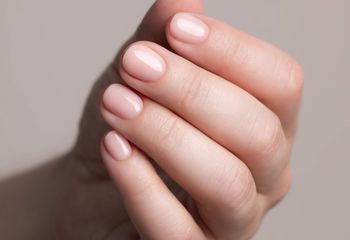 Zapomnij o frenchu. W 2026 r. królować będzie "no glam mani"