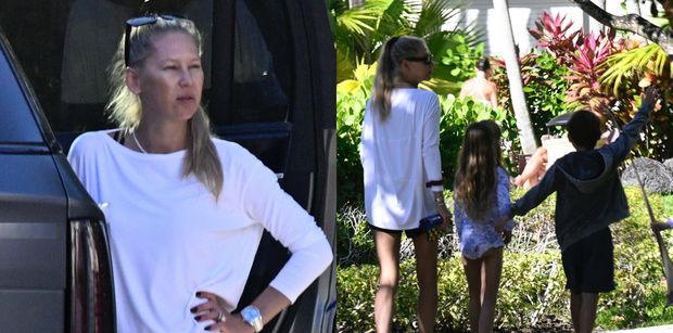 Naturalna Anna Kournikova trzy miesiące po porodzie dokazuje z dzieciakami w parku wodnym (ZDJĘCIA)
