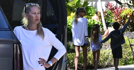 Naturalna Anna Kournikova trzy miesiące po porodzie dokazuje z dzieciakami w parku wodnym (ZDJĘCIA)
