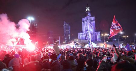 Strajk Kobiet. Przepychanki z policją i gaz na proteście w Warszawie