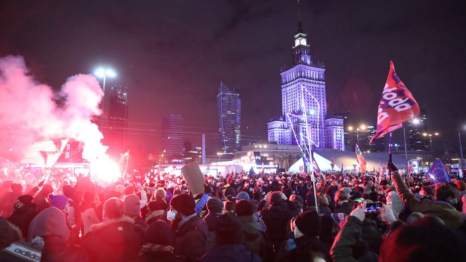Strajk Kobiet. Przepychanki z policją i gaz na proteście w Warszawie