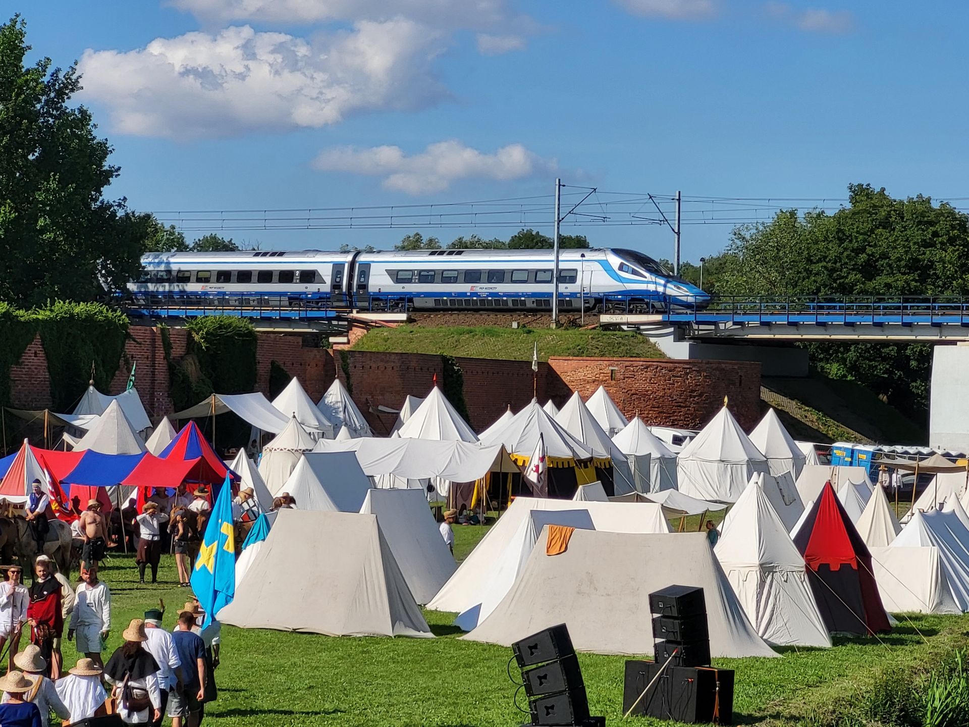 Obozowisko rekonstruktorów tuż przy nasypie kolejowym mogli obserwować pasażerowie pociągów przejeżdżających przez Malbork