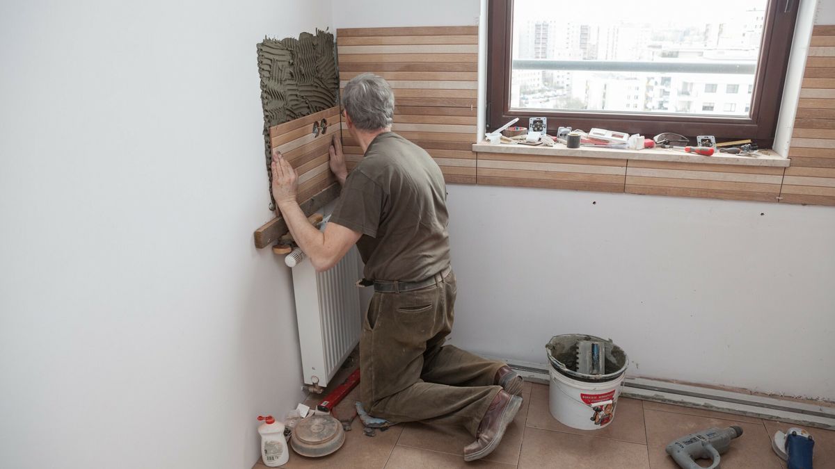 Stock ArZi
fot: Arkadiusz Ziolek/ East News. Warszawa Goclaw 15.04.2017.    n/z Robotnik mocujacy plytki do sciany.
ARKADIUSZ ZIOLEK