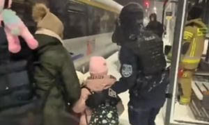 180 osób uwięzionych w pociągu. Tak zachowała się policja. Nagranie