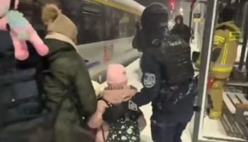 180 osób uwięzionych w pociągu. Tak zachowała się policja. Nagranie