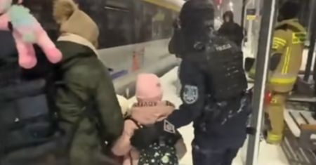 180 osób uwięzionych w pociągu. Tak pomagała policja w ewakuacji