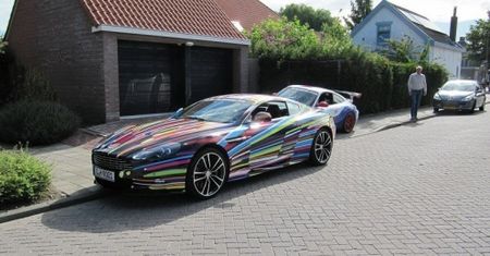 Aston Martin DBS Carbon Black w radosnych kolorach
