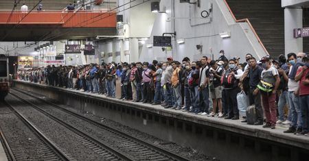 Meksyk. Tłumy w metrze i na ulicach. Pomimo koronawirusa