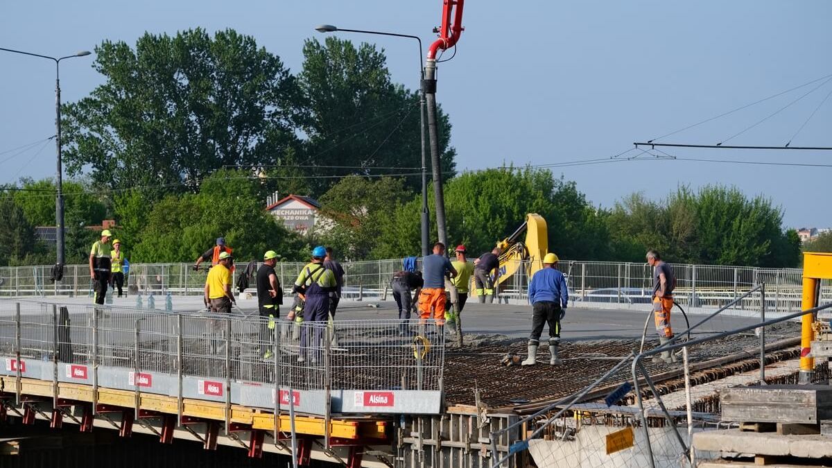 Betonowanie ustroju nośnego mostu w ciągu al. Unii Lubelskiej