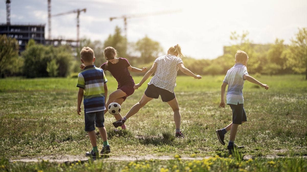 Kobiecie przeszkadzały hałasy. Zeszła na podwórko z nożem