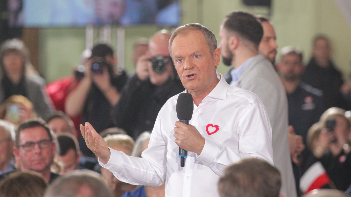 Morąg, 11.02.2024. Premier Donald Tusk (C) podczas otwartego spotkania z mieszkańcami w hali przy Szkole Podstawowej nr 1 w Morągu, 11 bm. (jm) PAP/Tomasz Waszczuk