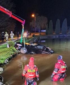 Ze zbiornika wodnego wystawał tylko dach. Rajd BMW zakończony w stawie