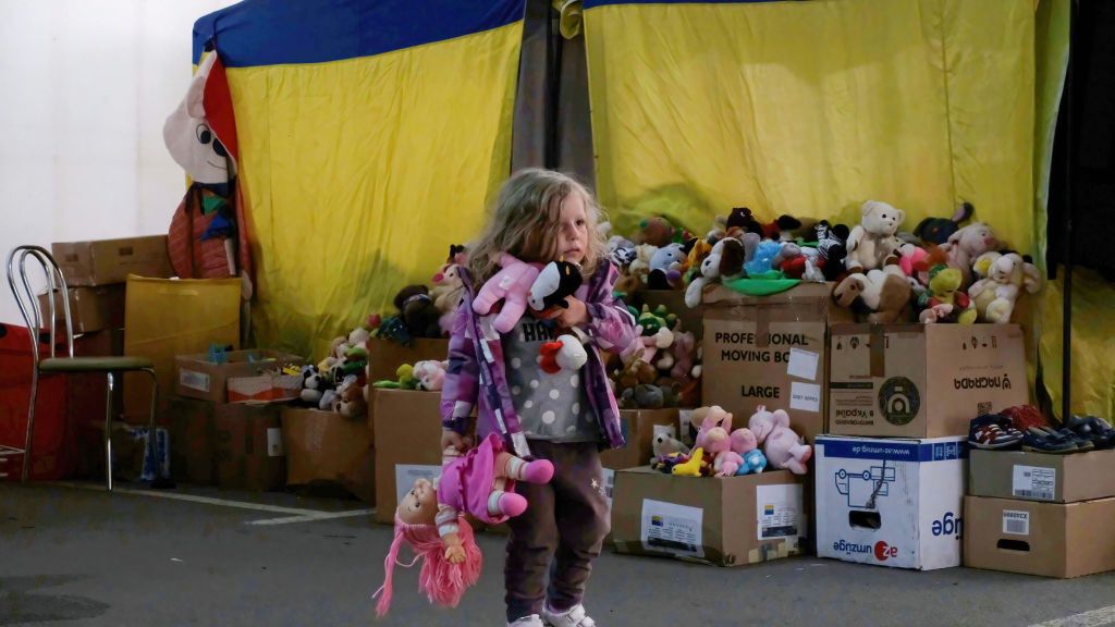 Smutny Dzień Dziecka w Ukrainie. Zdjęcie poglądowe z 11 maja. Dziewczynka z Mariupola zebrała zabawki z punktu pomocy w Zaporożu
