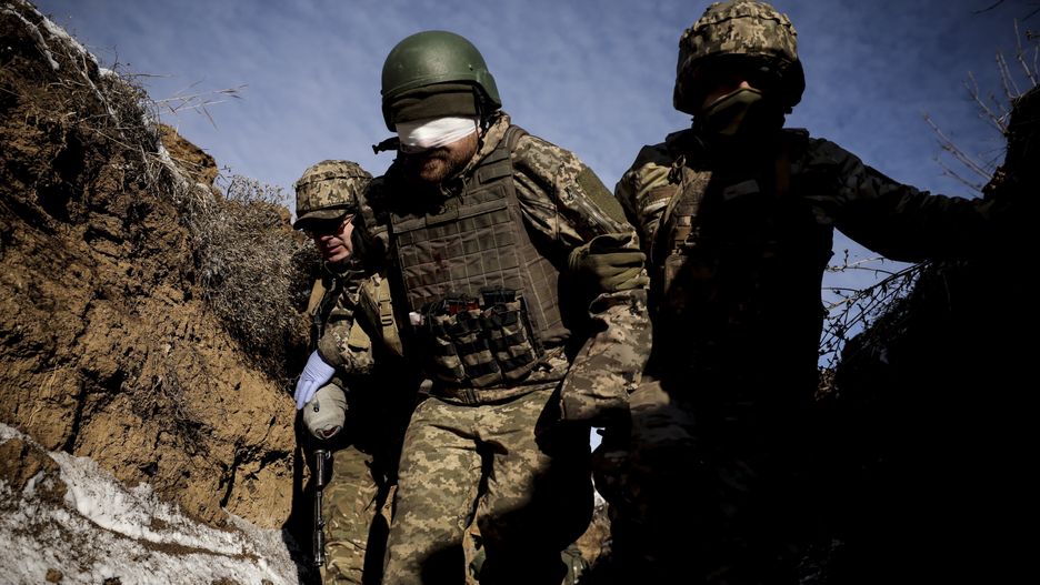 Ukrainian servicemen conduct tactical medicine exercise in the Donetsk region
epa11780904 A handout photo made available by the press service of the Ukrainian Armed Forces's 24th Mechanized Brigade on 16 December 2024 shows servicemen of the 24th Mechanized Brigade named after King Danylo taking part in a tactical medicine and tactical combat casualty care (TCCC) exercise at an undisclosed location in the Donetsk region, eastern Ukraine, 14 December 2024, amid the Russian invasion.  EPA/24TH MECHANIZED BRIGADE PRESS SERVICE HANDOUT  HANDOUT EDITORIAL USE ONLY/NO SALES 
Dostawca: PAP/EPA.
24TH MECHANIZED BRIGADE PRESS SERVICE HANDOUT
Ukraine war, Russian invasion, war, tactical medicine, exercise, training, drill